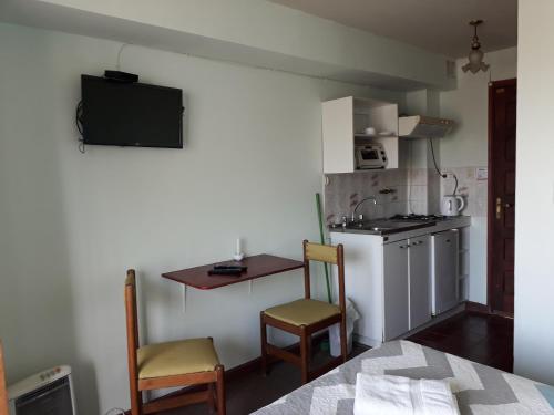 Η κουζίνα ή μικρή κουζίνα στο Cabañas y Departamentos Las Golondrinas