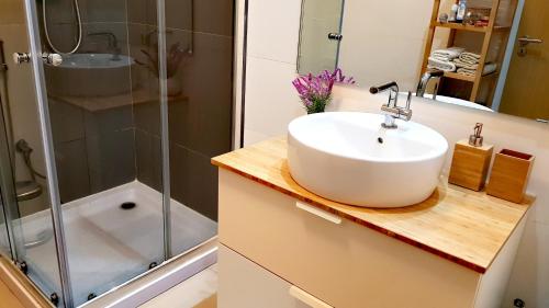 Bilik mandi di Elegant Modern Apartment with AirCond