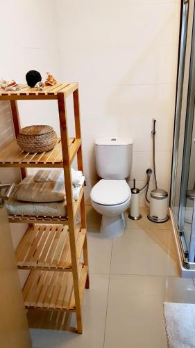 Bilik mandi di Elegant Modern Apartment with AirCond