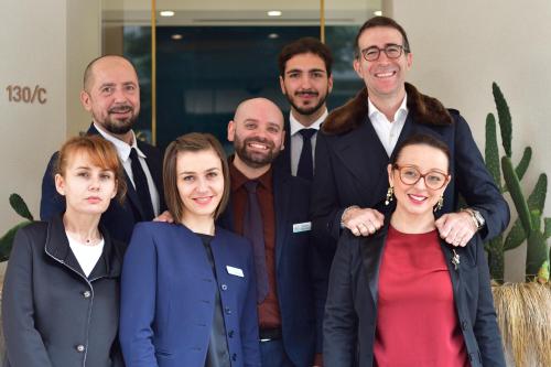 un grupo de personas posando para una foto en Ghibli Hotel en Civitanova Marche