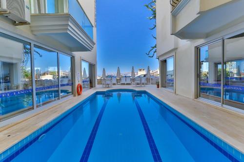 una piscina en una casa con ventanas de cristal en Belinda Hotel, en Kas