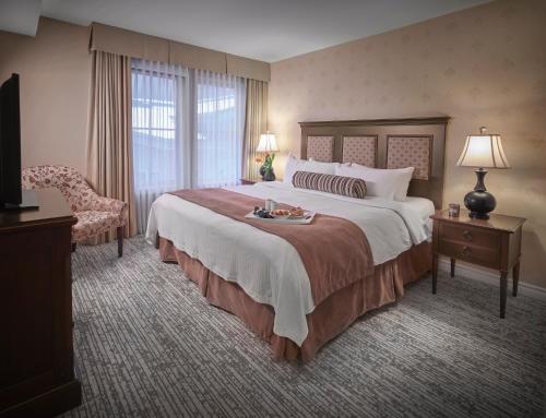 um quarto de hotel com uma cama grande e uma janela em Residences at the Sun Peaks Grand em Sun Peaks