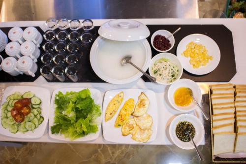 una bandeja de comida con platos y tazones de comida en AROMA Ha Long Hotel, en Ha Long