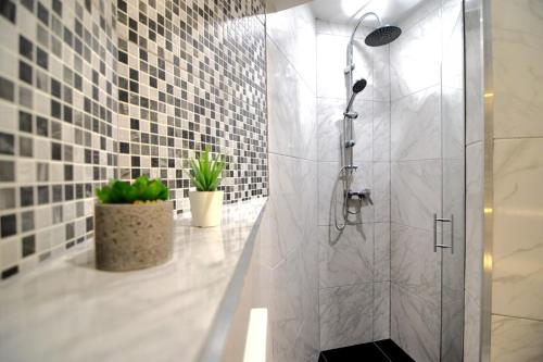 Ένα μπάνιο στο LEA APARTMENT - FREE PARKING in front for 2 cars