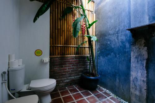 Kamar mandi di Good Karma Yogyakarta