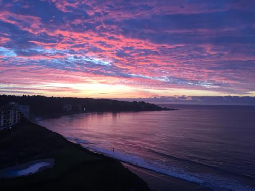 a sunset over a body of water with the ocean at Apartamento 630 Costa Quilen in Horcón