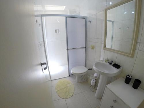 Baño blanco con aseo y lavamanos en A155 Duplex 2 quartos Bombas, en Bombinhas