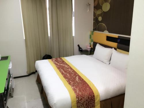 a bedroom with a large bed in a hotel room at 土城飯店 in Tucheng