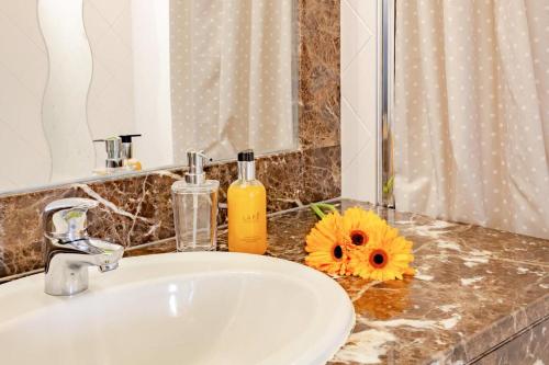 Un mostrador de baño con un lavabo y un espejo. en Apartment Formosa - Infinity pool, en Funchal