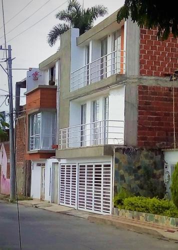 a building with a balcony on the side of a street at Buga Bello Apartamento 3 Habitaciones y Parqueadero in Buga
