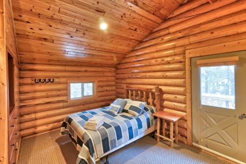 Ένα ή περισσότερα κρεβάτια σε δωμάτιο στο Adventure Lodge