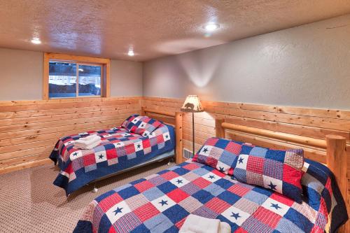 Ένα ή περισσότερα κρεβάτια σε δωμάτιο στο Adventure Lodge