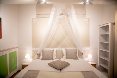 Tempat tidur dalam kamar di Zythogite Appartement 8 personnes avec jardin, bbq