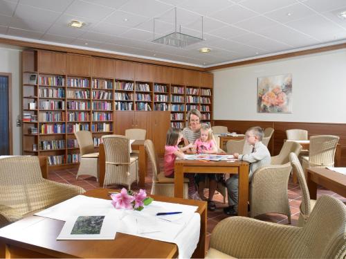Bibliothèque dans l'hôtel