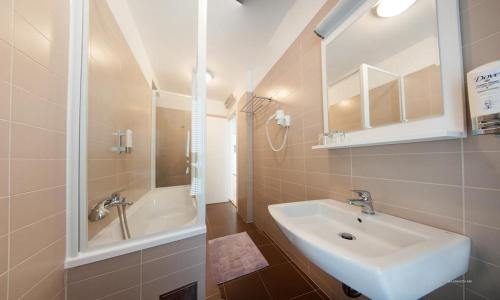 Ένα μπάνιο στο Sunset Apartment Petrcane