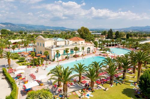 vista aerea di un resort con piscina di Victoria Terme Hotel a Tivoli Terme