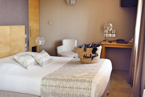 pokój hotelowy z łóżkiem z koszem w obiekcie Villa Les Bains w mieście Houlgate