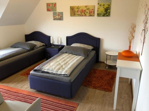 Schlafzimmer mit einem Bett, einem Schreibtisch und einem Tisch in der Unterkunft Messezimmer 4 u 2 in Düsseldorf