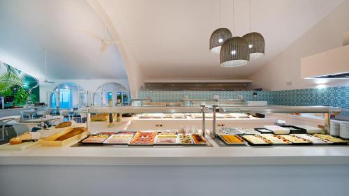 eine Bäckerei mit vielen verschiedenen Arten von Speisen vorhanden in der Unterkunft Canary Garden Club in Maspalomas