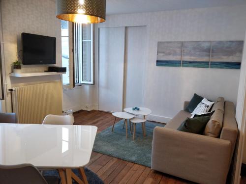 Cosy T2 38m2 - Centre-Ville Dijon- Gare/Darcy في ديجون: غرفة معيشة مع أريكة وطاولة