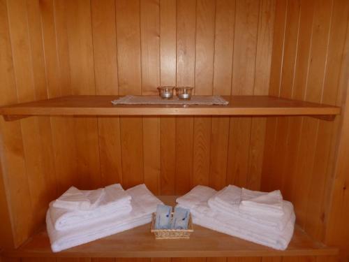 a row of towels on a shelf in a sauna at Berghaus Männlichen in Grindelwald