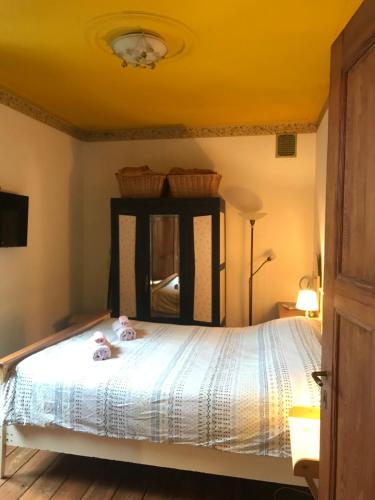 ein Schlafzimmer mit einem Bett mit zwei Teddybären darauf in der Unterkunft Smitsstraat B&B in Eindhoven