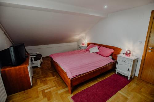 سرير أو أسرّة في غرفة في Apartman SLAVONIA ĐAKOVO