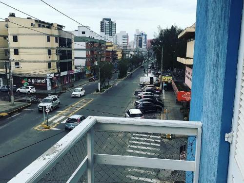 een balkon met uitzicht op een straat met auto's bij TRES TORRES POUSADA in Torres