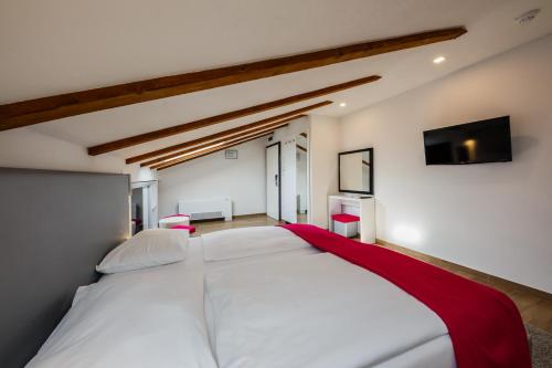 En eller flere senge i et værelse på Hotel Sveti Kriz