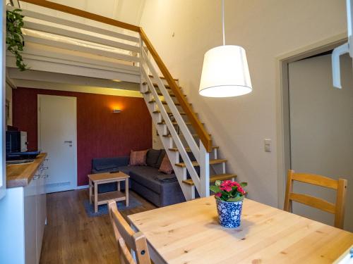 uma sala de estar com uma mesa e uma escada em Gemütliche Ferienwohnung im Reihenhaus em Hochheim am Main