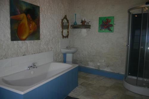 Ein Badezimmer in der Unterkunft L'ancienne cave