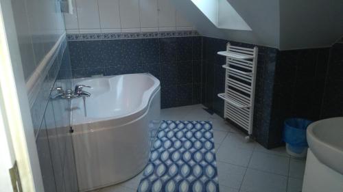 a bathroom with a tub and a sink and a toilet at Gościniec ELLA INN Lipniki in Lipniki