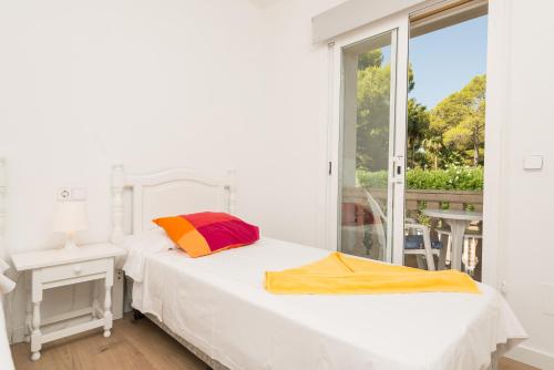 A bed or beds in a room at Holiday apartament with direct access to the beach in Alcudia