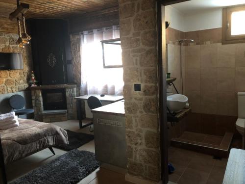 uma casa de banho com uma cama, um lavatório e um chuveiro em Alexandros em Kato Loutraki