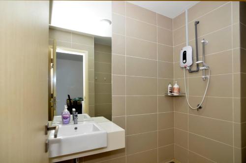 ein Badezimmer mit Waschbecken und Dusche in der Unterkunft Happy Homestay@Icon City Petaling Jaya Sunway Subang in Petaling Jaya