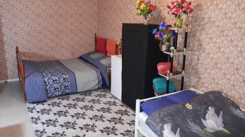 スヴランにあるOne private room near the airportの小さなベッドルーム(ベッド1台付)が備わります。壁に花を飾っています。