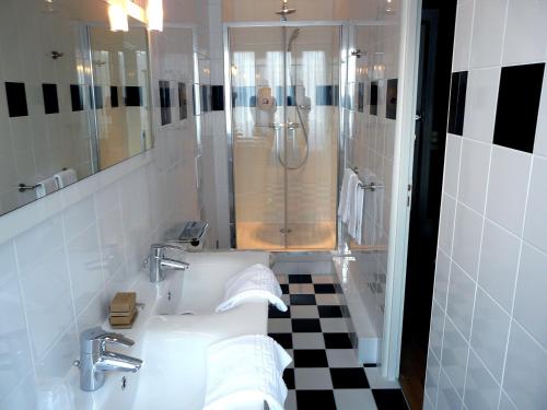 Bilik mandi di Hôtel de l'Abeille