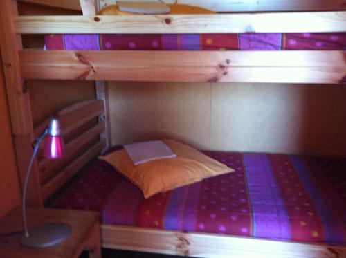 Domaine De Silvabelle في Mars-sur-Allier: غرفة نوم مع سرير بطابقين مع مكتب ومصباح