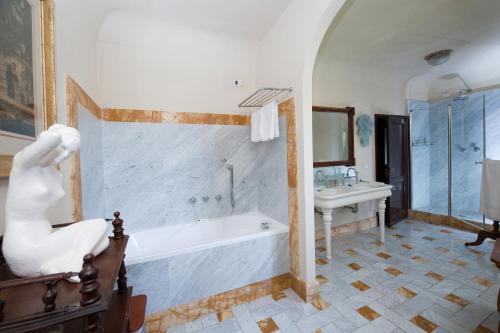 un baño con bañera y lavabo en Villa di Cabbiavoli, en Castelfiorentino