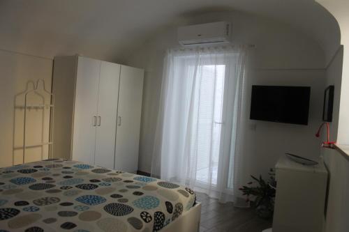 a bedroom with a bed and a window at La Casetta di Anna in Capri