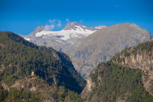 a mountain range with a snow covered mountain at Casa Vacanze Petit Haury - Alloggi ad uso turistico vda Arvier n 0039 e n 0040 - in Arvier