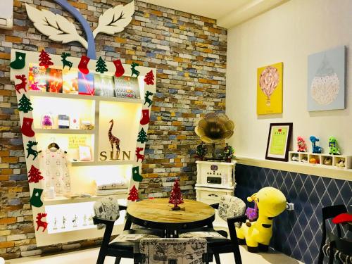 ein Zimmer mit einem Tisch und etwas Weihnachtsdekoration. in der Unterkunft Sun Giraffe Taitung B&B in Taitung