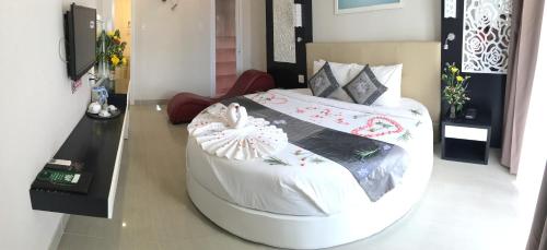 a bed in a room with a round bedvisor at Muine Sports Hotel in Mui Ne
