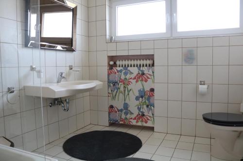 ein Bad mit einem Waschbecken, einem WC und einer Dusche in der Unterkunft Happy Homes in Haiger in Haiger