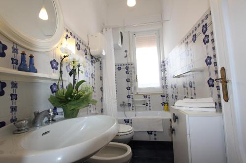 a blue and white bathroom with a sink and a toilet at La Terrazza sul Mare di Teodora in Pantelleria