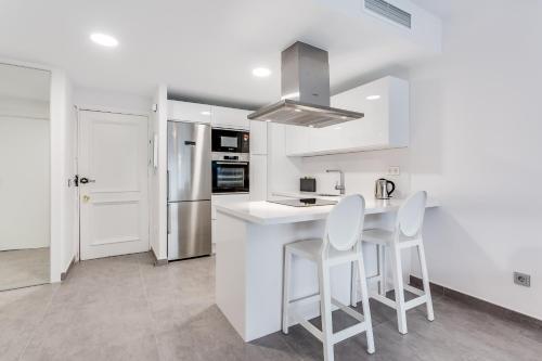 Kuchyňa alebo kuchynka v ubytovaní by RIVA - Designer 1 Bedroom Apartment in the Centre of Marbella