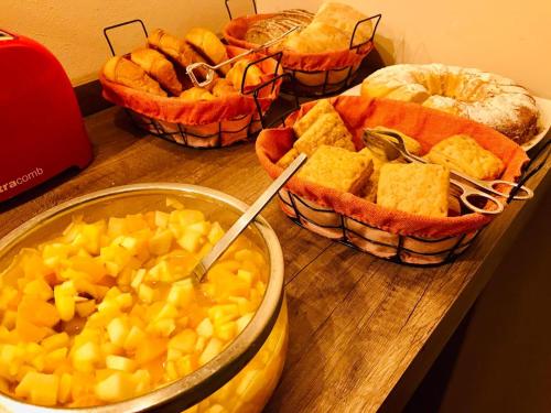 een groep kommen eten op een houten tafel bij Cortaderas Hotel de Campo Nono in Nono