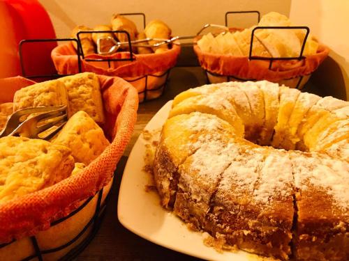 een groep taarten op een tafel bij Cortaderas Hotel de Campo Nono in Nono