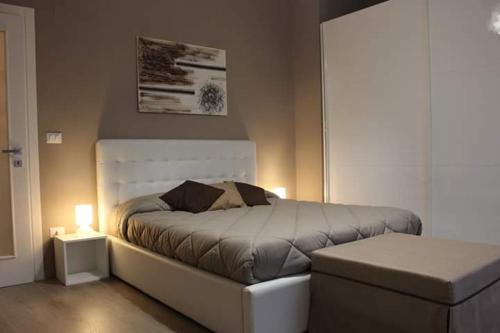 Le Antiche Vie في فيراندينا: غرفة نوم مع سرير مع لوحة بيضاء للرأس