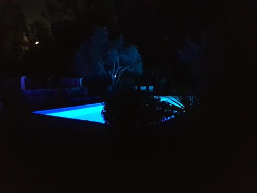 a swimming pool in the dark at night at Villa Eden Vert in Fayence